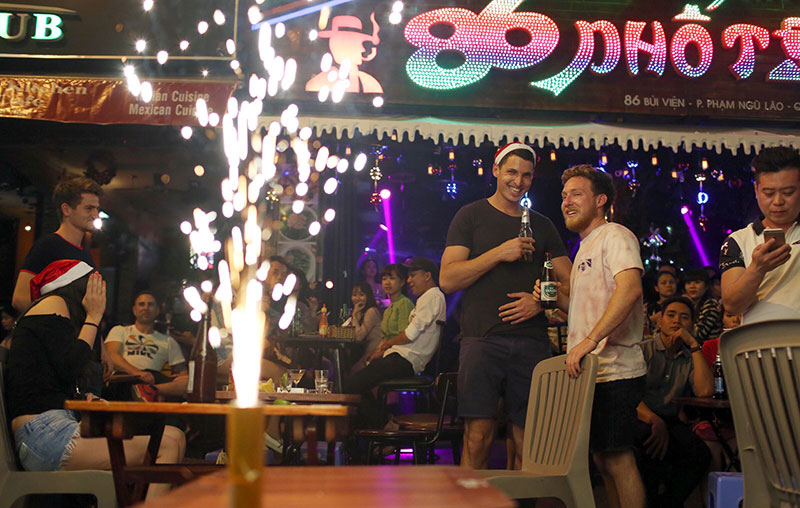 Trai 6 múi cởi trần ôm tự do đêm Noel ở phố Tây Sài Gòn